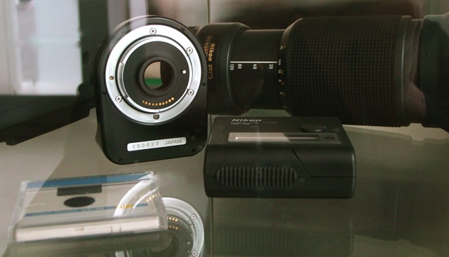 hinten: QM-100 Adapter, QV Tele-Zoom - vorne: Floppy Disk + Löschgerät (Foto: Harald Schwarzer)